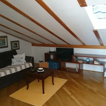 Sunny Attic In Διαμέρισμα Πόρετς