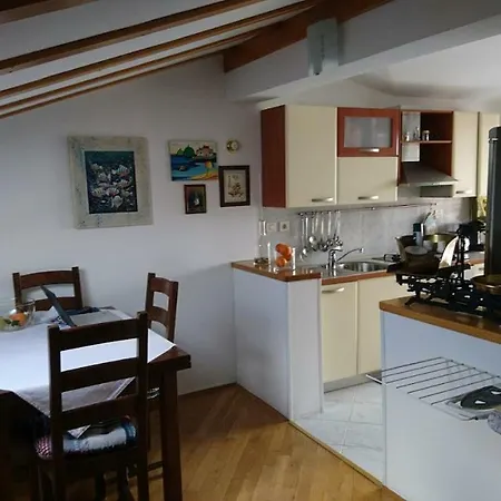 Sunny Attic In 아파트